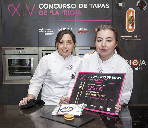 Mónica e Isabel Loro con el Delantal de Oro del Concurso de Tapas de La Rioja 2015 Mónica e Isabel Loro con el Delantal de Oro del Concurso de Tapas de La Rioja 2015